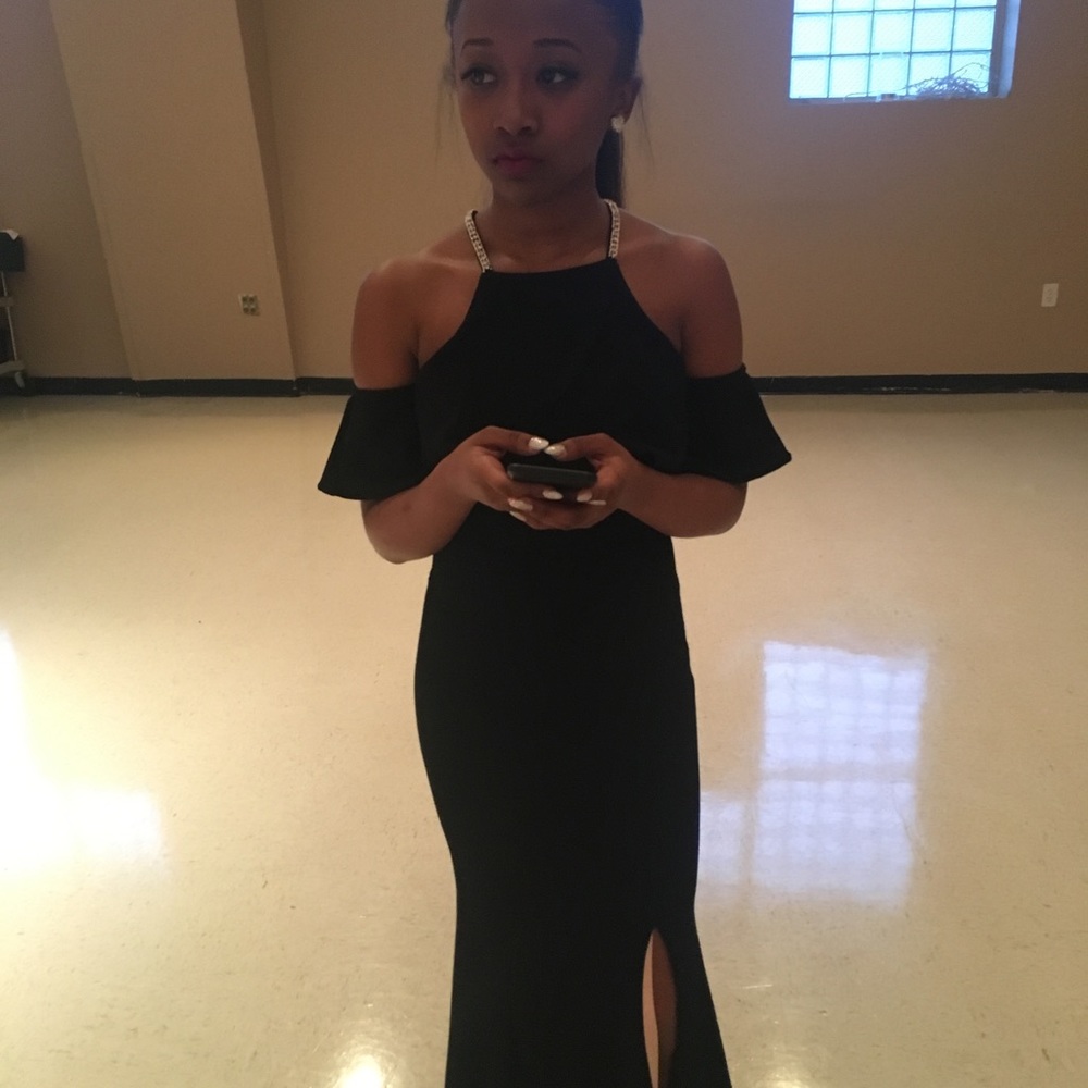 Women’s/Juniors Black Gown